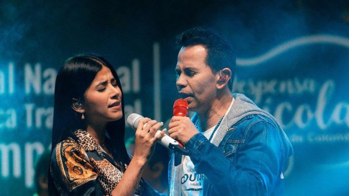 Ella es la joven novia de Jhonny Rivera Ella es Jenny López, la nueva novia de Jhonny Rivera.