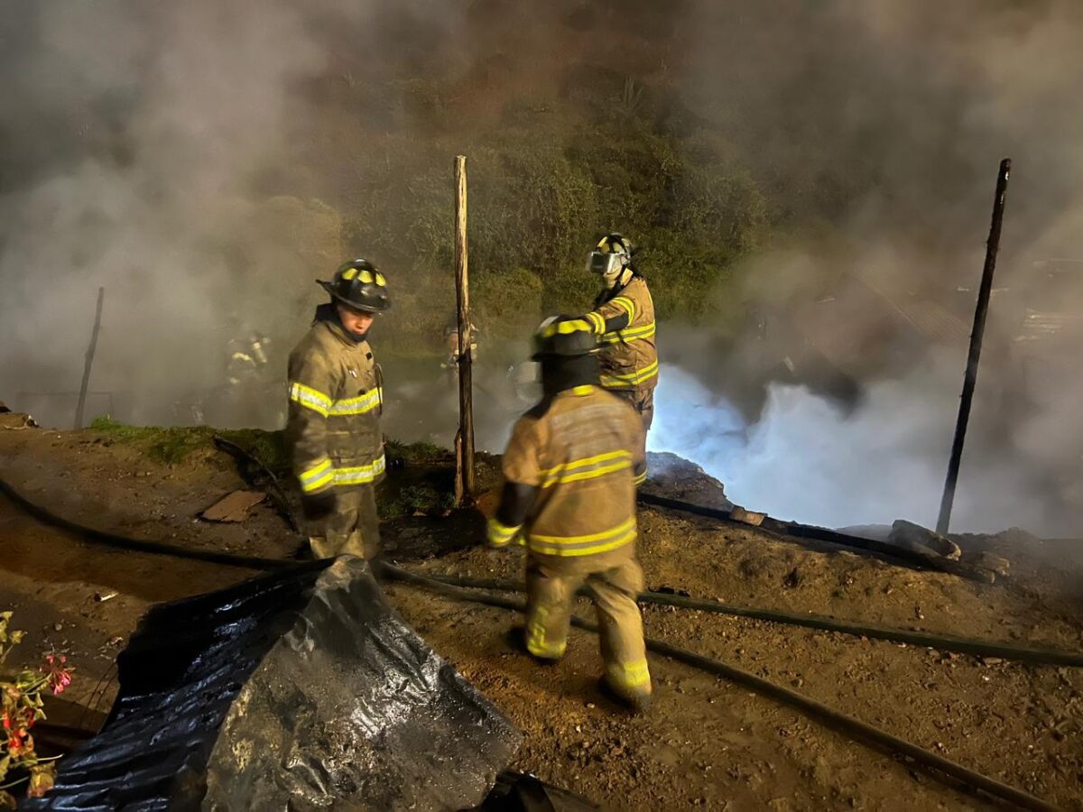 5 viviendas terminaron destruidas por grave incendio en Ciudad Bolívar En la mañana de este domingo se registró un grave incendio en el barrio Caracolí de la localidad de Ciudad Bolívar, esta emergencia consumió cinco casas en las que habitaban alrededor de 16 personas, hasta el momento no se ha reportado ninguna víctima fatal.