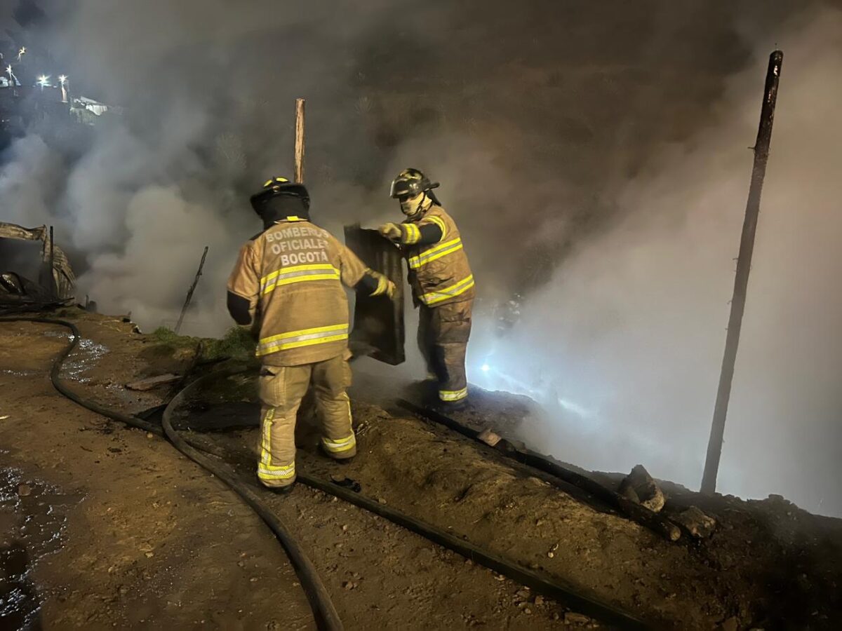 5 viviendas terminaron destruidas por grave incendio en Ciudad Bolívar En la mañana de este domingo se registró un grave incendio en el barrio Caracolí de la localidad de Ciudad Bolívar, esta emergencia consumió cinco casas en las que habitaban alrededor de 16 personas, hasta el momento no se ha reportado ninguna víctima fatal.
