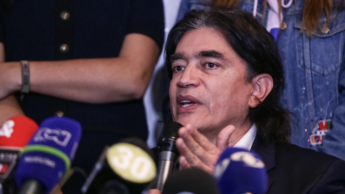 Gustavo Bolívar será candidato a la Alcaldía de Bogotá 1 Gustavo Bolívar será candidato a la Alcaldía de Bogotá El candidato a la Alcaldía de Bogotá por el Pacto Histórico, Gustavo Bolívar, aseguró que en su programa de gobierno el eje fundamental será la educación.