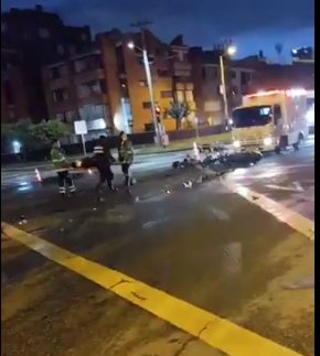 Aparatoso accidente de tránsito colapsó la movilidad en Usaquén La madrugada de este lunes, se registró un grave accidente de tránsito entre motociclistas, a la altura de la Carrera 7 con Calle 106, sentido norte – sur, en la localidad de Usaquén.