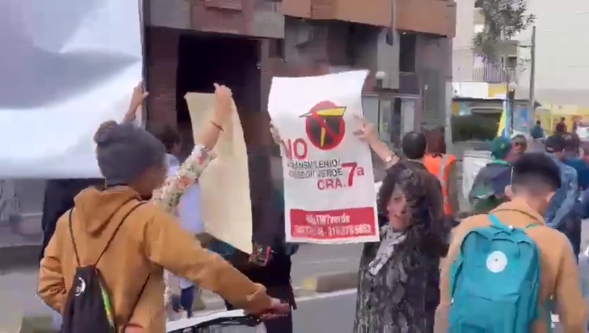 A esta hora: manifestación en la Carrera Séptima en contra del Corredor Verde 2 A esta hora: manifestación en la Carrera Séptima en contra del Corredor Verde Durante la mañana de este jueves se llevó a cabo una manifestación por parte de un grupo de ciudadanos en la Carrera Séptima con Calle 72 para evidenciar su rechazo ante el proyecto del Corredor Verde impulsado por la Alcaldía de Bogotá.