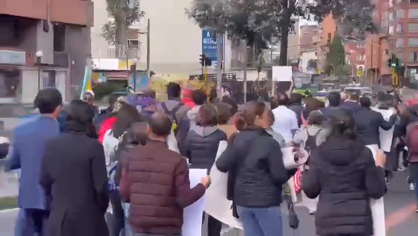 A esta hora: manifestación en la Carrera Séptima en contra del Corredor Verde 1 A esta hora: manifestación en la Carrera Séptima en contra del Corredor Verde Durante la mañana de este jueves se llevó a cabo una manifestación por parte de un grupo de ciudadanos en la Carrera Séptima con Calle 72 para evidenciar su rechazo ante el proyecto del Corredor Verde impulsado por la Alcaldía de Bogotá.