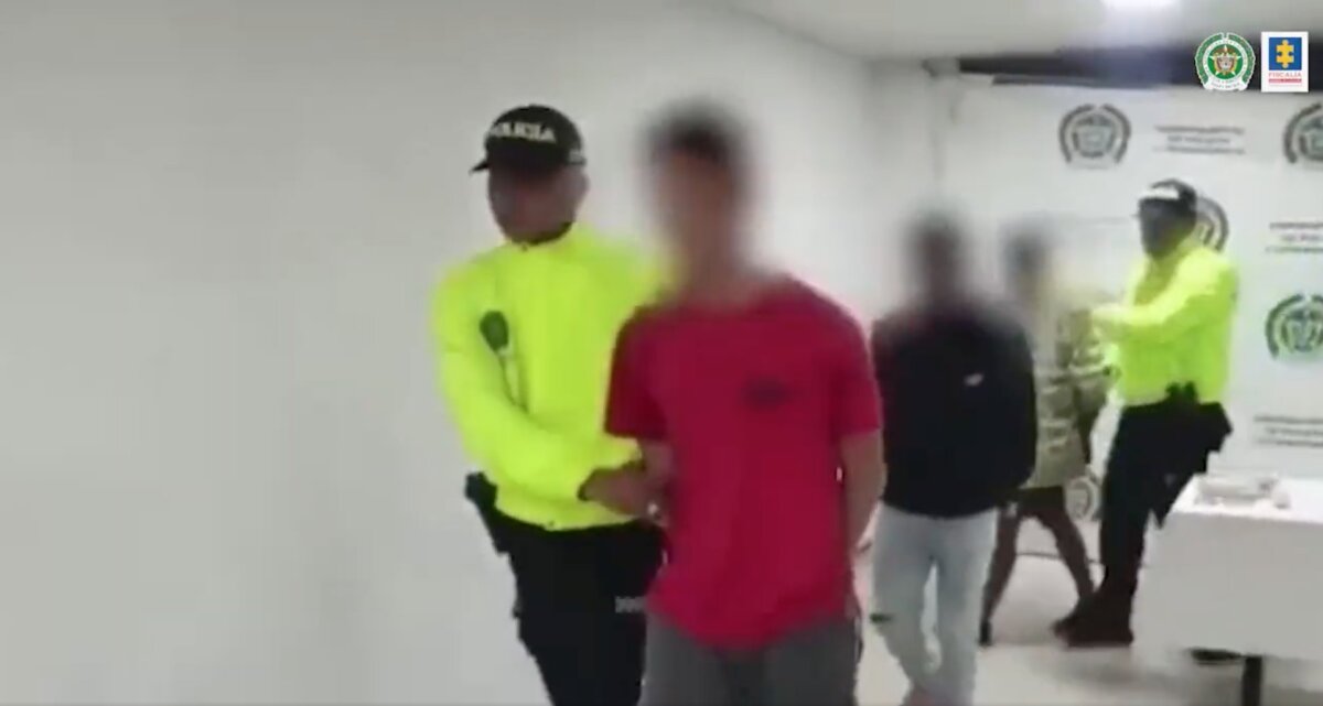 A la 'cana' acusados de haber asesinado al patrullero Jaime Ávila en Soacha Un juez de control de garantías envió a la cárcel a tres sujetos señalados de ser los presuntos asesinos del patrullero Jaime Andrés Ávila el pasado 29 de junio en el municipio de Soacha, mientras se encontraba trabajando como agente encubierto para desarticular una banda delincuencial dedicada al expendio de estupefacientes conocida como 'Los Cachorros'.