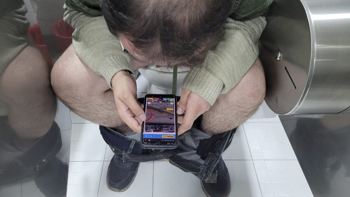 A un hombre se le salió el intestino por pasar mucho tiempo en el inodoro jugando con el celular El caso ocurrió en el sureste de la provincia de Guangdong, en China, y el afectado tuvo que acudir a la medianoche a un hospital.