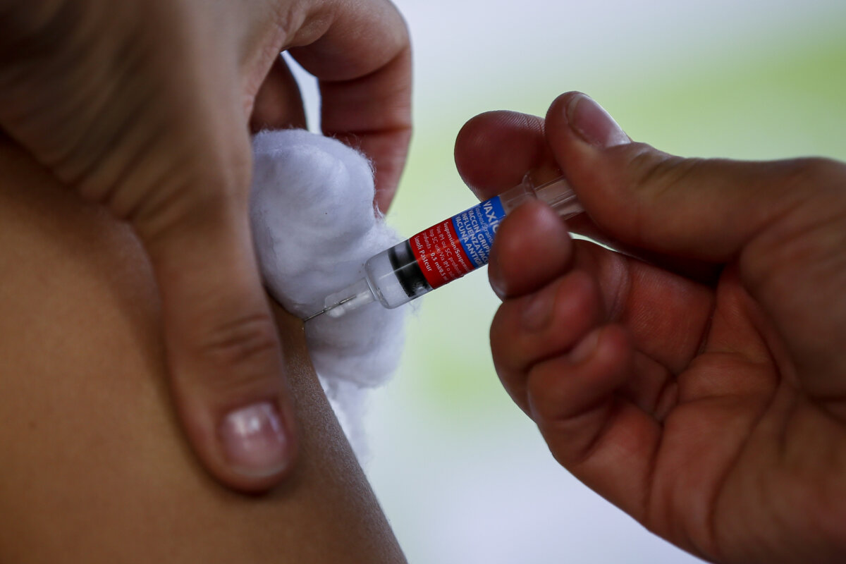 Alerta en Colombia por aumento de dengue 2 Alerta en Colombia por aumento de dengue En Colombia hay alerta debido al incremento de infectados por dengue. Esto ha llevado a que las autoridades de salud movilicen equipos de trabajo para disminuir el impacto del virus y su propagación.