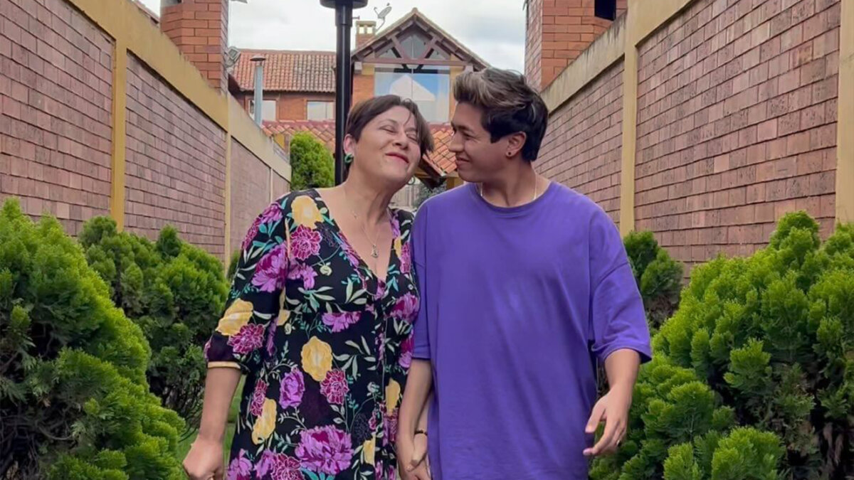 Alina lozano y Jim ¿Amor verdadero o pura estrategia? 8 Alina lozano y Jim ¿Amor verdadero o pura estrategia? A pesar de que la pareja confirmó su romance, hay quienes creen que se trata de una estrategia.