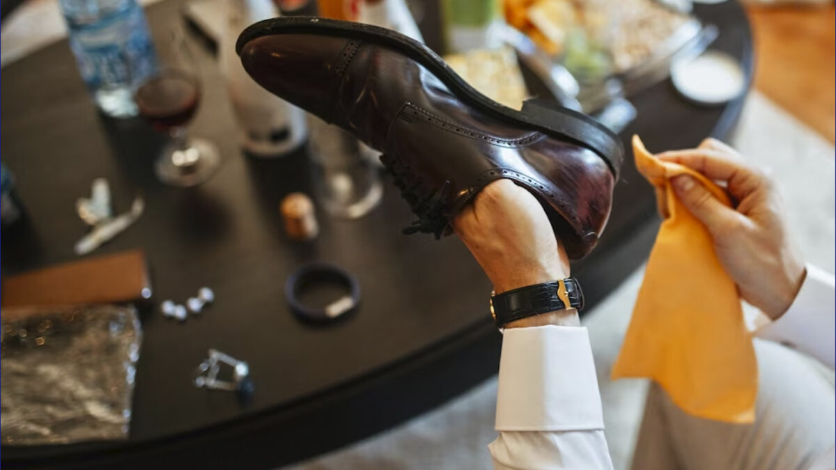 Aprenda a limpiar los zapatos, según su material Como dicen las mamás, las cosas duran si uno las cuida, pero muchas veces por desconocimiento no le damos el cuidado adecuado a objetos que nos gustan y terminamos desgastándolos antes del tiempo útil para el que se crearon. Que eso no le pase con su calzado, porque sabemos que los zapatos son de las cosas que más nos encantan a las mujeres y muchas veces no son económicos. 