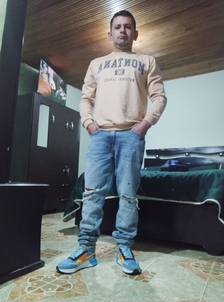 Asesinan a un joven por robarlo en Ciudad Bolívar ¡Ayuda, ayuda!, fueron las palabras que alcanzó a decir un joven de 28 años pasado el mediodía de este martes en una de las calles de Ciudad Bolívar, luego que tres delincuentes le dispararan a quemarropa por robarse sus pertenencias.