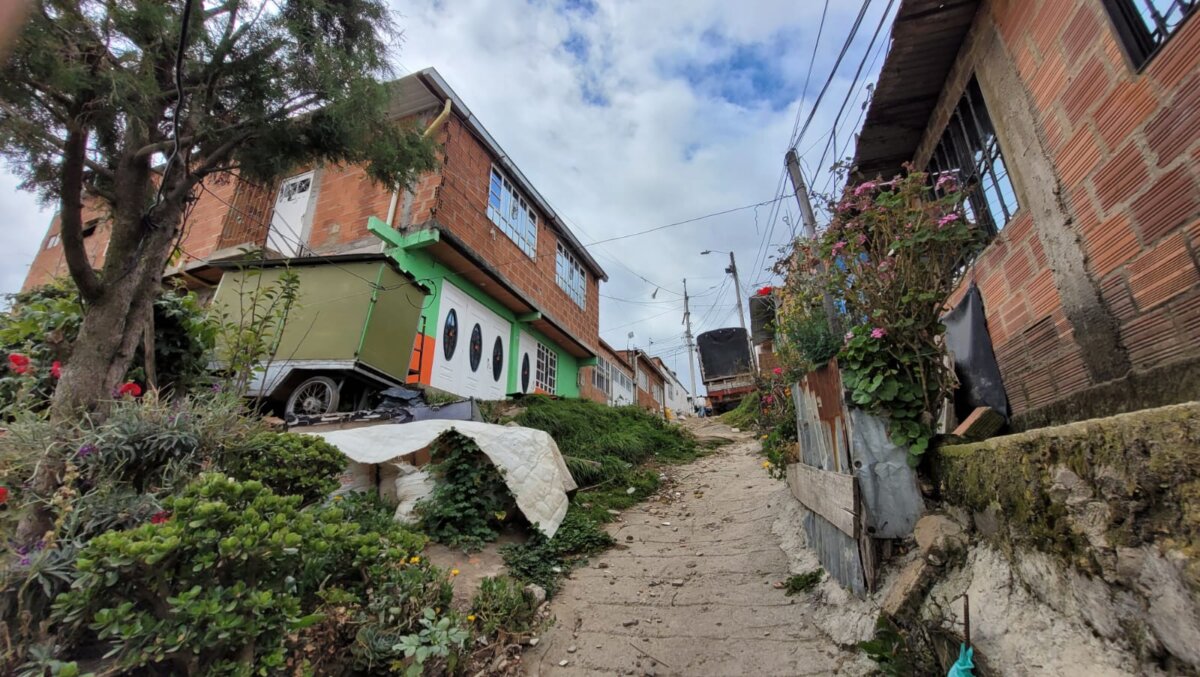 Indignación por crimen de músico en Soacha 1 Indignación por crimen de músico en Soacha Un músico de 32 años fue la víctima del crimen con arma cortopunzante que se produjo en el sector de Cazuca, en Soacha, el cual ha dejado estupefactos a los habitantes de la zona, puesto que los agresores huyeron del lugar como si nada.