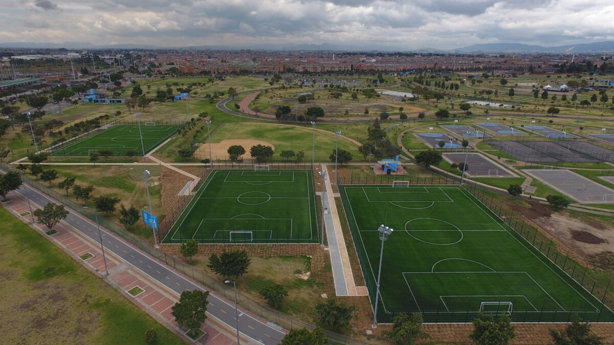 Así de breve puede apartar una cancha con el distrito 2 Así de breve puede apartar una cancha con el distrito Si usted es de los que disfruta jugar partidos de fútbol con sus amigos o familiares, ¿sabía que puede utilizar las canchas sintéticas que hay en Bogotá?