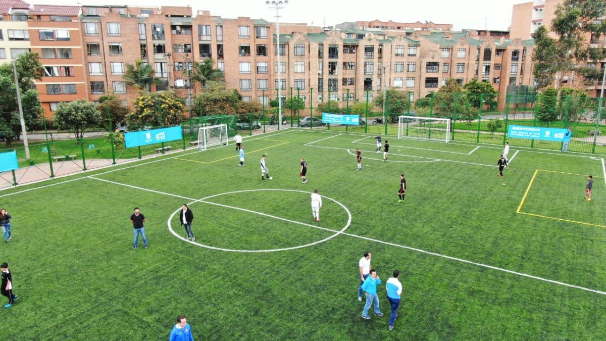 Así de breve puede apartar una cancha con el distrito 1 Así de breve puede apartar una cancha con el distrito Si usted es de los que disfruta jugar partidos de fútbol con sus amigos o familiares, ¿sabía que puede utilizar las canchas sintéticas que hay en Bogotá?