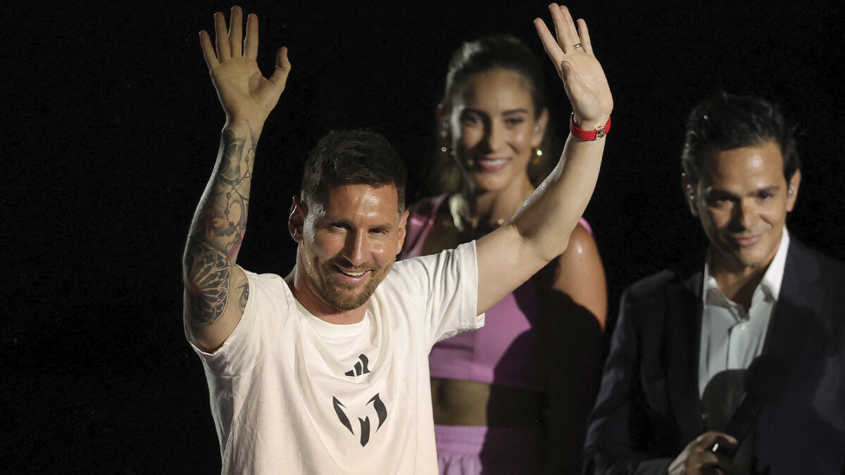 Así fue la presentación de Messi en el Inter Miami Lionel Messi ya posó con la camiseta del Inter Miami, de los Estados Unidos, en un acto masivo que se celebró en el estadio DNV PNK, de Fort Lauderdale, bajo una copiosa lluvia y millones de aplausos.