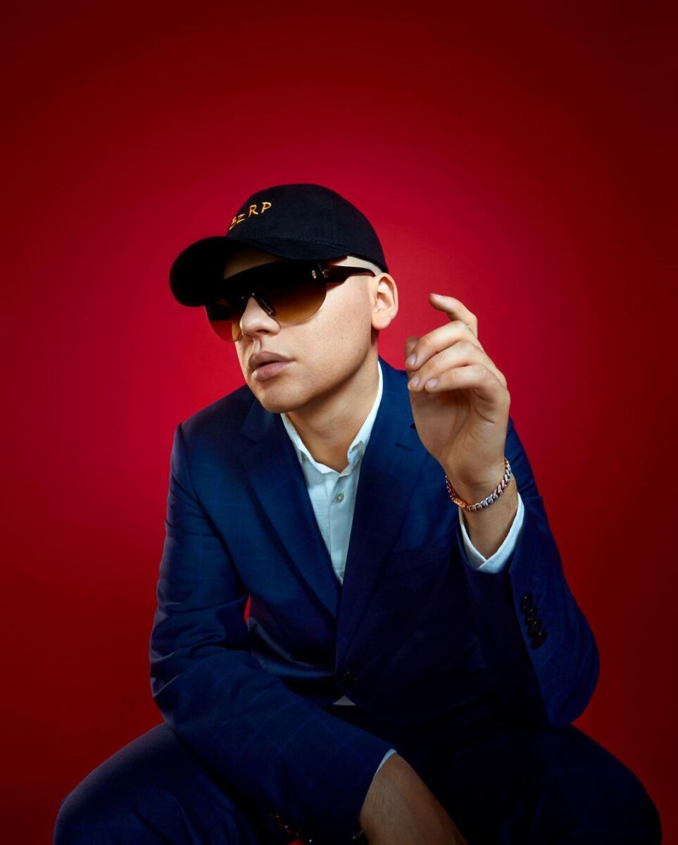 Así podrá comprar la icónica gorra de Bizarrap Bizarrap no solo se destaca por ser el productor musical del momento con éxitos globales, también por su forma de vestir, un 'look' muy propio y con intensa identidad.