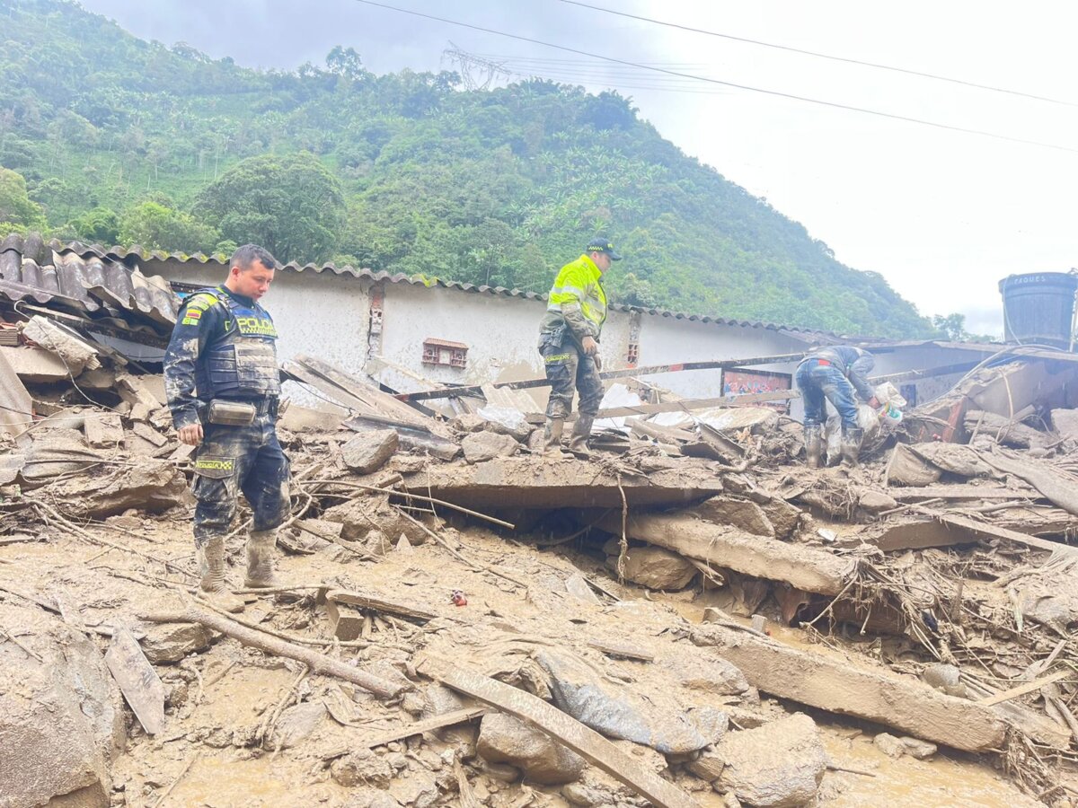 Tragedia en Quetame: a 14 muertos asciende el número de víctimas La Gobernación de Cundinamarca confirmó que el número de muertos por la avalancha en Quetame incrementó a 14, y aún siguen las labores para dar con los cuerpos de 20 personas que continúan desaparecidas.