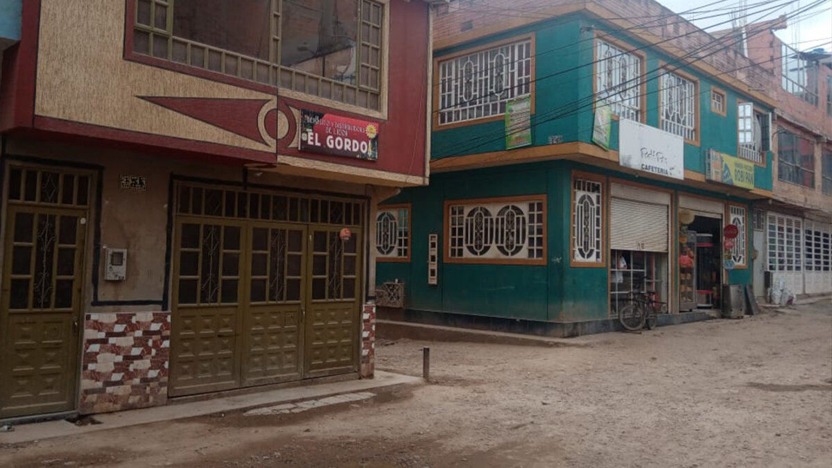 Asesinato a puñal en una panadería de Soacha 2 Asesinato a puñal en una panadería de Soacha Durante la mañana de este jueves se registró un homicidio al interior de una panadería en el barrio San Mateo del municipio de Soacha, la víctima es un joven de aproximadamente 25 años que trabajaba en el local.