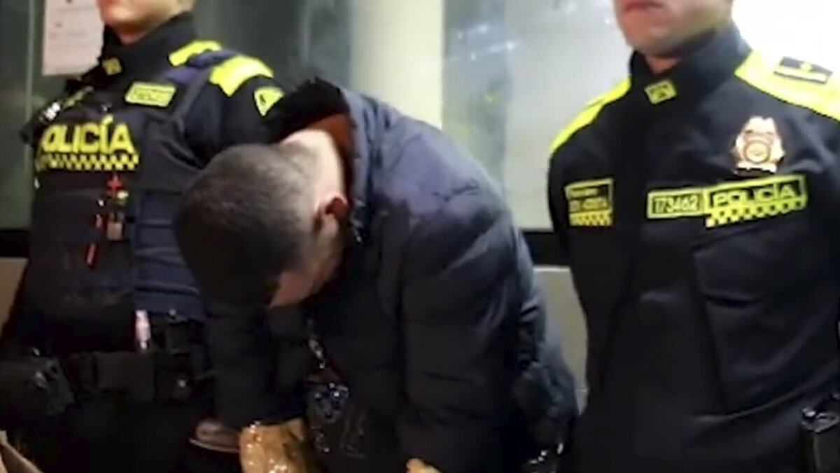 Bandido fue abatido por la Policía tras intento de robo en Colina Campestre Durante la noche de este miércoles, la Policía Metropolitana de Bogotá logró abatir a un delincuente y capturaron a su cómplice luego de intentar robar una camioneta de alta gama en el sector de Colina Campestre, al norte de la ciudad.