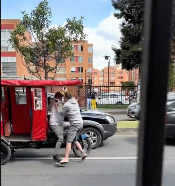 Bicitaxista rayó un carro y se fue a los golpes con el conductor cuando le hizo el reclamo 1 Bicitaxista rayó un carro y se fue a los golpes con el conductor cuando le hizo el reclamo Un nuevo caso de intolerancia se registró este jueves en el barrio Colina Campestre, en la localidad de Suba al norte de la capital, pues un bicitaxista rayó una camioneta de gama alta y se quería volar sin pagar el daño, por lo que el conductor le hizo el reclamo iniciando una pelea en plena calle.