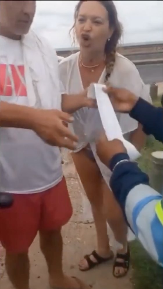 Bochornoso show protagonizó una mujer ebria: insultó a policías de tránsito 1 Bochornoso show protagonizó una mujer ebria: insultó a policías de tránsito En video quedó registrado el momento en el que una mujer en estado de embriaguez insulta a policías de tránsito que la detienen.