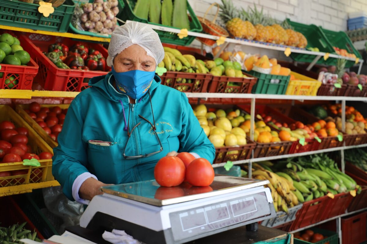 ¡Aproveche! Bogotá Local financia a los microempresarios La Alcaldía Mayor de Bogotá tiene abiertas las inscripciones de Impulso Local, un programa que tiene como objetivo consolidar los micronegocios de barrio como tiendas, salones de belleza, heladerías y negocios de confección, entre otros. El objetivo de la iniciativa es brindarles a los emprendedores los recursos que requieren para enriquecer su negocio. 