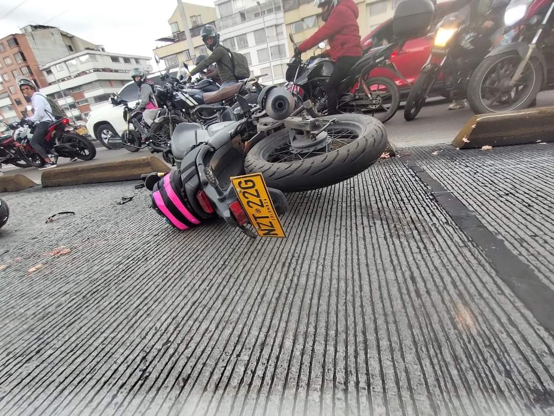 Colapsada la movilidad en Bogotá por trágico accidente de tránsito frente al Movistar Arena Las Secretaría de Tránsito y Movilidad de Bogotá informó un fatal accidente de tránsito frente a la estación de TransMilenio Movistar Arena ubicada a la altura de la la Avenida NQS con Calle 63, sentido norte-sur en la localidad de Barrios Unidos. En el siniestro falleció una motociclista.