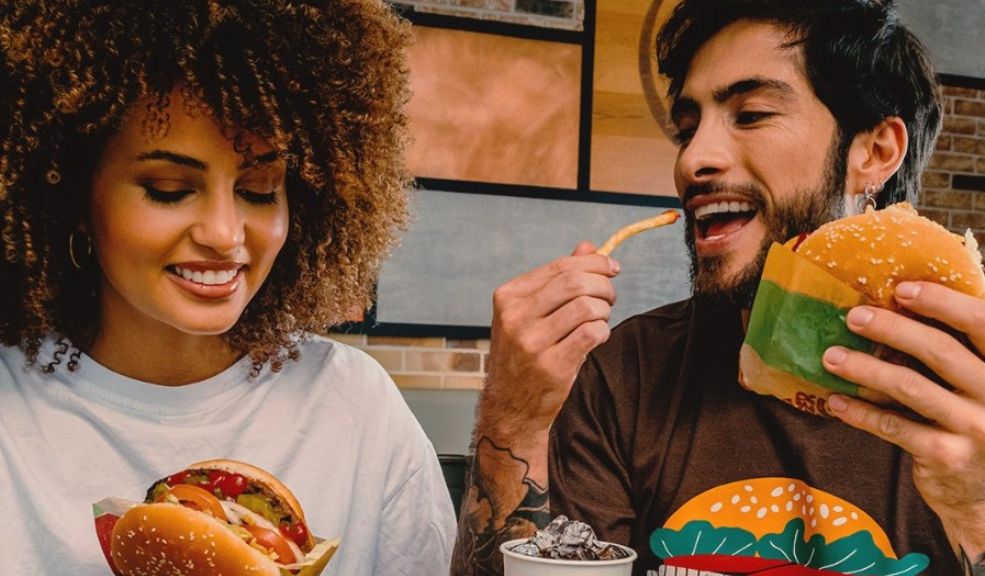 ¡El trabajo soñado! Burger King busca un "probador oficial" y le pagarán $3 millones 7 ¡El trabajo soñado! Burger King busca un "probador oficial" y le pagarán $3 millones Burger King abrió una vacante laboral que se ha vuelto tendencia en redes sociales, pues andan buscando a una persona que se le mida a ser el "probador oficial" de hamburguesas de la nueva tienda que abrirá a finales de julio.