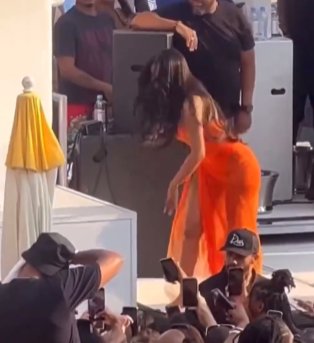 Cardi B golpeó con su micrófono a una fan que le lanzó una cerveza en pleno concierto En video quedó registrado el momento en el que la rapera Cardi B lanza su micrófono a una fan que le tiró una cerveza.