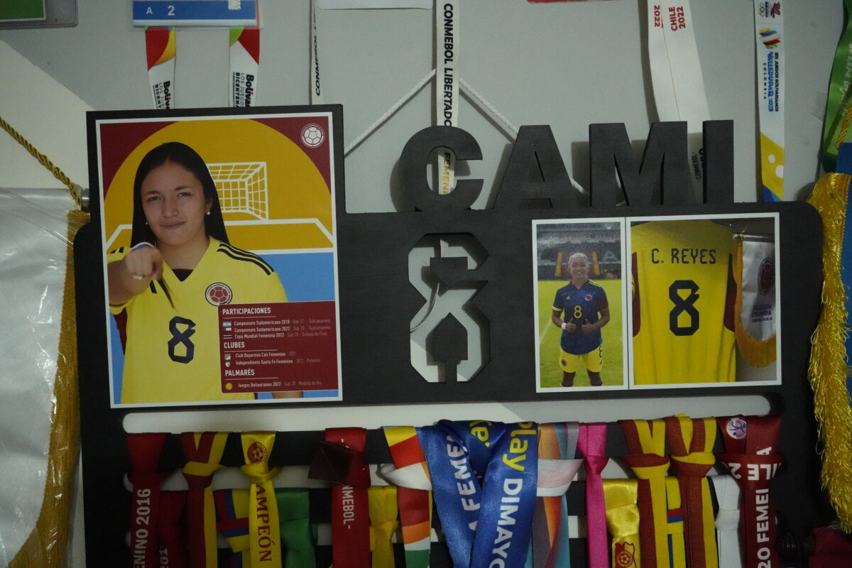 María Camila Reyes, la crack de la Selección Colombia Femenina que surgió de Fontibón 1 María Camila Reyes, la crack de la Selección Colombia Femenina que surgió de Fontibón Los familiares de la futbolista de la Selección Colombia, quien también ganó el título de la Liga Femenina con Independiente Santa Fe, contaron cómo ha sido el camino de María Camila, un ejemplo de disciplina y perseverancia.