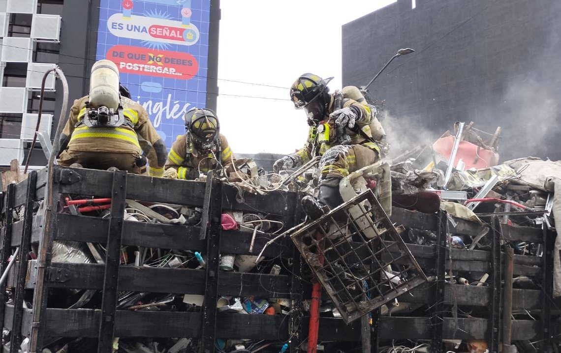 Camión se incendió en plena Avenida Boyacá 1 Camión se incendió en plena Avenida Boyacá Durante la tarde de este miércoles los conductores que transitaban por la Avenida Boyacá con Calle 80 se llevaron un gran susto al ver que un camión empezó a incendiarse cuando se encontraba en plena vía. Algunos conductores dieron aviso al chofer del camión, quien de inmediato se detuvo para apagar las llamas que estaban consumiendo el cargamento que transportaba.