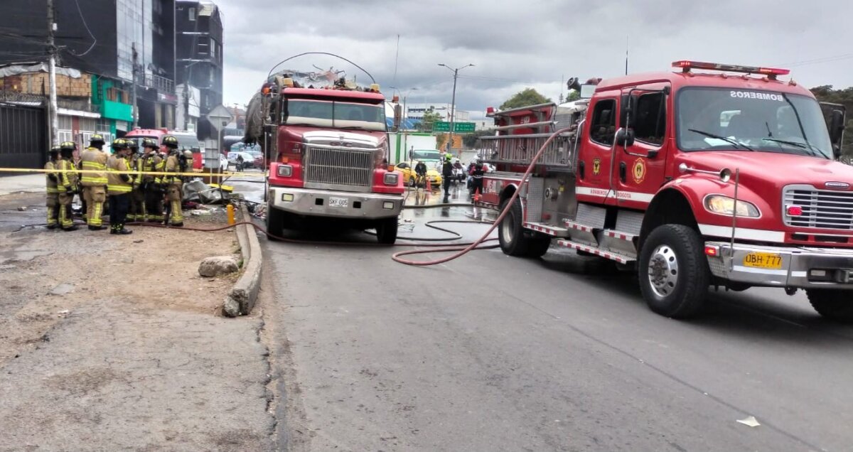 Camión se incendió en plena Avenida Boyacá 2 Camión se incendió en plena Avenida Boyacá Durante la tarde de este miércoles los conductores que transitaban por la Avenida Boyacá con Calle 80 se llevaron un gran susto al ver que un camión empezó a incendiarse cuando se encontraba en plena vía. Algunos conductores dieron aviso al chofer del camión, quien de inmediato se detuvo para apagar las llamas que estaban consumiendo el cargamento que transportaba.