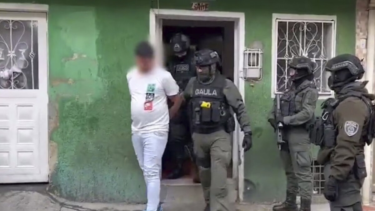 Capturan en Tunjuelito al hombre que arrojó una granada contra motel en Venecia 1 Capturan en Tunjuelito al hombre que arrojó una granada contra motel en Venecia En una vivienda del barrio Fátima (Tunjuelito) se realizó el operativo que dio con la captura del hombre que arrojó la granada contra un motel en Venecia, y quien además tenía en su poder varios panfletos con los que sembraban el terror entre los comerciantes de la zona.