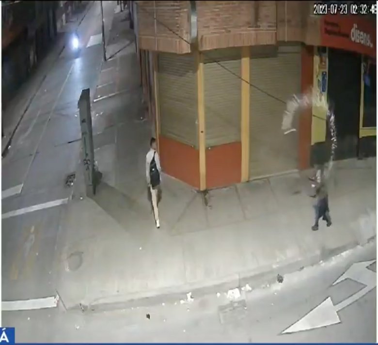 EN VIDEO: Ladrones le dieron un botellazo a su víctima para hurtarla en Usaquén 1 EN VIDEO: Ladrones le dieron un botellazo a su víctima para hurtarla en Usaquén En video quedó registrado el violento atraco del que fue víctima un ciudadano en una calle del barrio San Cristóbal, en Usaquén: le dieron un botellazo y lo dejaron inconsciente.