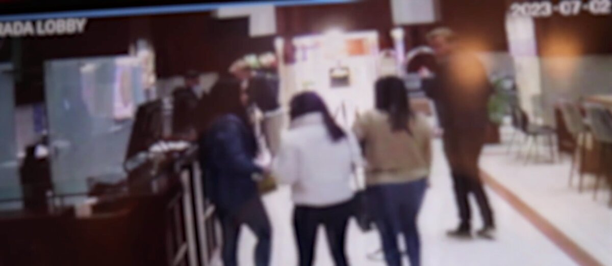 Capturan a 2 mujeres que escopolaminaron y robaron a 2 ciudadanos suizos 1 Capturan a 2 mujeres que escopolaminaron y robaron a 2 ciudadanos suizos La Policía Nacional fue alertada sobre un hurto cometido a dos ciudadanos extranjeros por parte de dos mujeres que escopolaminaron en un hotel en el centro de Bogotá. El personal de seguridad del establecimiento hicieron seguimiento a estas mujeres debido a que actuaron de forma bastante sospechosa, además notaron que los ciudadanos suizos se comportaban de manera bastante extraña.