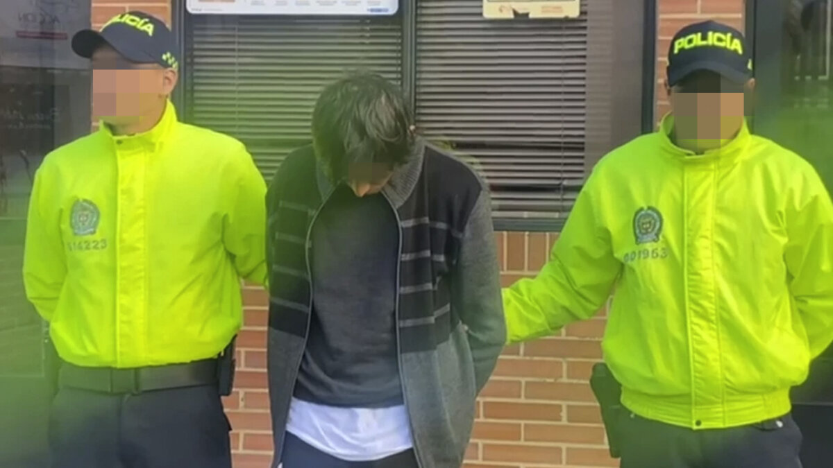 Capturaron músico que presuntamente abusó de varias mujeres en Bogotá La Fiscalía General de la Nación informó la captura de Jonathan Hernández, un músico al que se le señala como el presunto responsable de varios casos de abuso sexual en la capital. El sujeto es el vocalista y cofundador de la banda Electric Mistakes y, aprovechando su influencia como artista, engañaba a sus víctimas para posteriormente abusar de ellas.