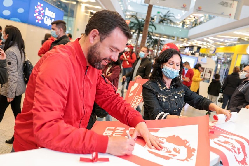 Carlos Fernando Galán volverá a aspirar a la Alcaldía de Bogotá y los verdes se quedan sin candidato Carlos Fernando Galán oficializó su aspiración a la Alcaldía de Bogotá, al igual que hace cuatro años, cuando quedó detrás de Claudia López.