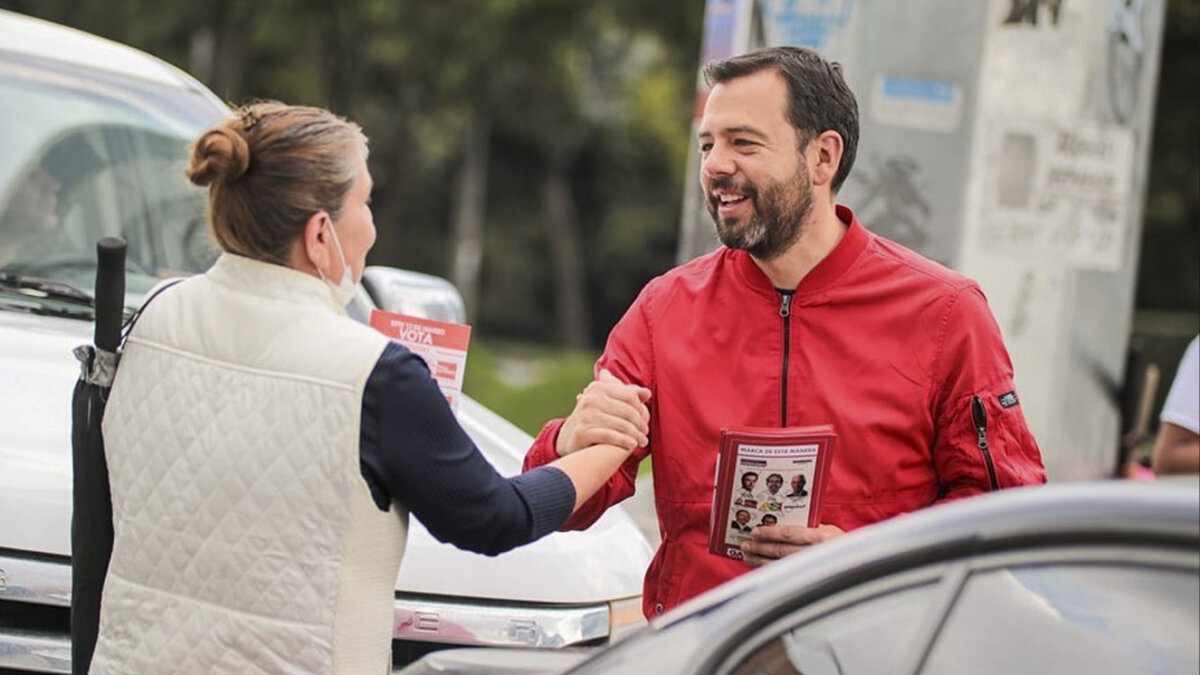Carlos Fernando Galán volverá a aspirar a la Alcaldía de Bogotá y los verdes se quedan sin candidato Carlos Fernando Galán oficializó su aspiración a la Alcaldía de Bogotá, al igual que hace cuatro años, cuando quedó detrás de Claudia López.