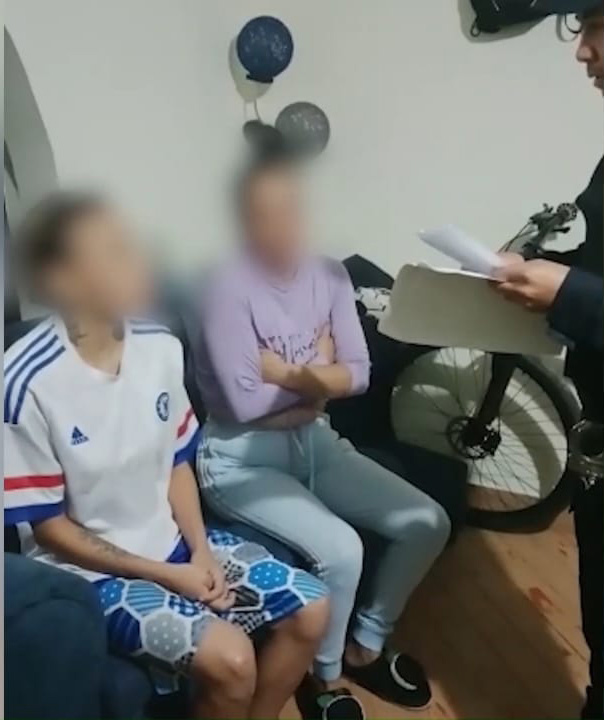 Cayeron 'Los Firmes' dedicados al robo de celulares en TransMilenio En las últimas horas, la Policía Metropolitana de Bogotá logró la desarticulación de la banda criminal denominada como 'Los Firmes' quienes se dedicaban al hurto de celulares en las estaciones de TransMilenio, especialmente en los portales de Banderas y 20 de julio, de las localidades de Kennedy y San Cristóbal Sur.