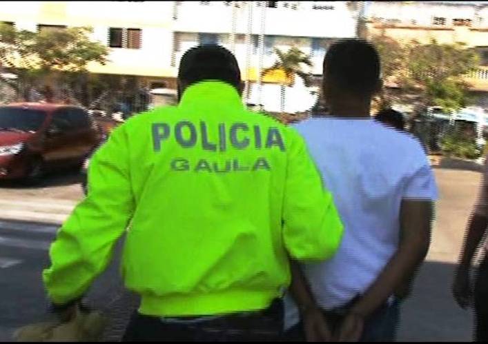 Cayó alias 'El Loco', señalado de extorsionar en Puente Aranda En las últimas horas, las autoridades lograron la captura de alias 'El Loco', señalado de extorsionar a su expareja en el sector de La Camelia en Puente Aranda.