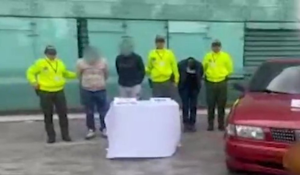 Cayó peligrosa banda de fleteros en Cundinamarca 1 Cayó peligrosa banda de fleteros en Cundinamarca La Policía de Cundinamarca informó que en las últimas horas se logró la desarticulación de una peligrosa banda criminal conocida como 'Los Marcas' que se dedicaba al hurto bajo la modalidad de fleteo en varios municipios de Cundinamarca, estos pillos tenían en la mira a ciudadanos que retiraban grandes cantidades de dinero para caerles a las salidas de los bancos y robarles el billetico.