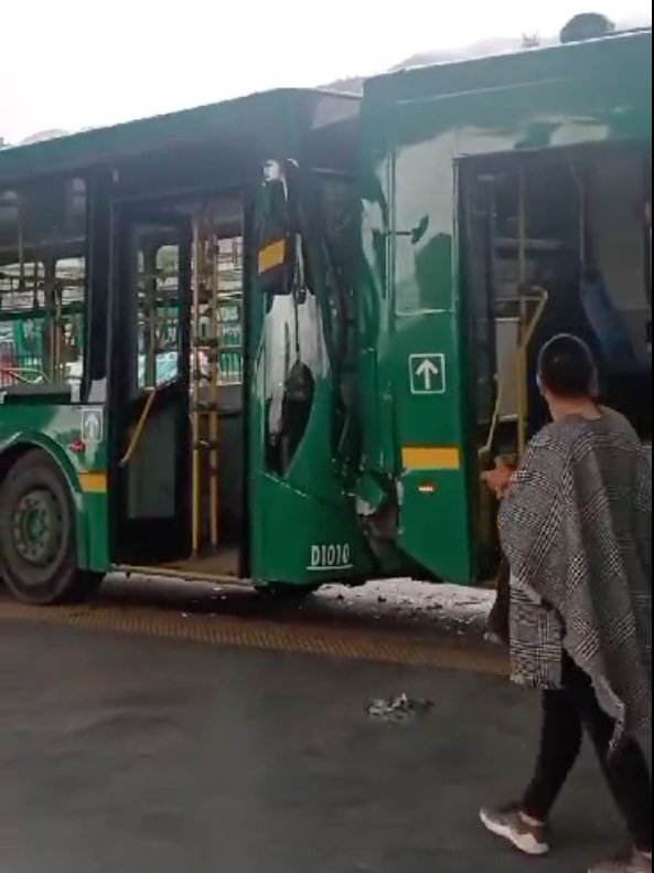 Choque de Alimentadores dejó varios heridos en el Portal 20 de Julio 1 Choque de Alimentadores dejó varios heridos en el Portal 20 de Julio Sobre la 8:00 de la mañana de este martes se registró un accidente de tránsito que involucró dos buses alimentadores del Sistema Integrado de Transporte Público TransMilenio, en el Portal 20 de Julio.