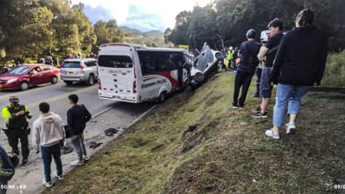 Cierre en la vía La Mesa-Bogotá por grave accidente de tránsito Se reporta el cierre de la vía que comunica al municipio de La Mesa con Bogotá, muy cerca al peaje de Mondoñedo por cuenta de un grave accidente de tránsito en el que se vio involucrado un bus de transporte público y un vehículo particular.