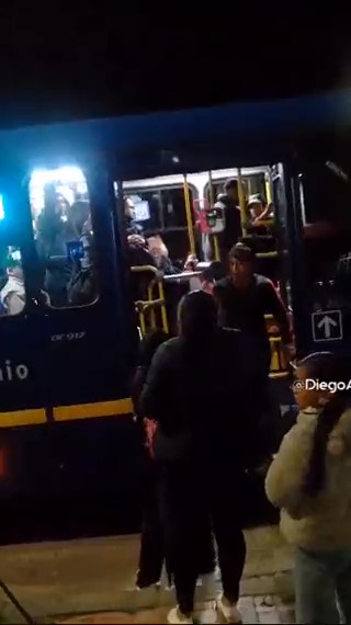 Claudia López habló con el conductor de Sitp apuñalado en Rafael Uribe Durante la noche de este jueves se presentó un hecho que causó bastante indignación en la ciudadanía, pues un conductor de Sitp fue apuñalado mientras cumplía su ruta en el sector entre Molinos y Diana Turbay en la localidad de Rafael Uribe Uribe, aunque las primeras versiones indicaron que el chofer del bus fue atacado por evitar que unas personas se colaran, la alcaldesa Claudia López informó que se comunicó con el conductor y le dijo que el motivo de la agresión fue otro.