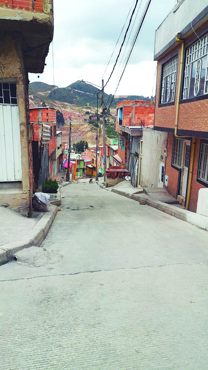 Con 3 puñaladas asesinan a joven en Ciudad Bolívar En la noche de este jueves, la comunidad en el barrio San Marcos, en la localidad de Ciudad Bolívar, reportó a las autoridades sobre el cuerpo tendido de un joven en vía pública. Inmediatamente, los uniformados se desplazaron al lugar a verificar la situación y se encontraron con que esta persona tenía heridas de arma blanca en el pecho.