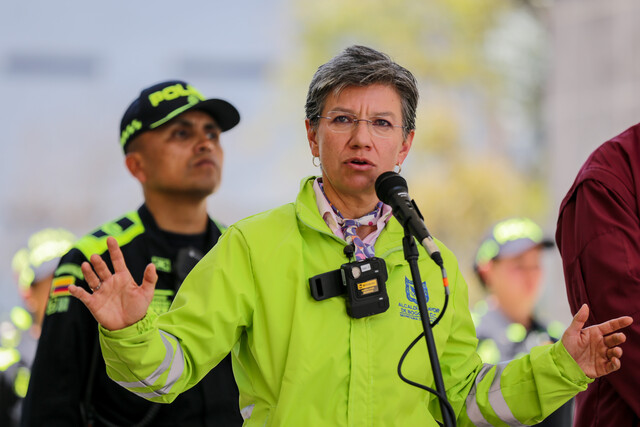 Crece la polémica entre Claudia López y el Gobierno por la Policía en Bogotá 1 Crece la polémica entre Claudia López y el Gobierno por la Policía en Bogotá La alcaldesa mayor de Bogotá, Claudia López, hizo una fuerte advertencia al Gobierno Nacional ante el incumplimiento del llamado para aumentar el número de policías en la ciudad para enfrentar el aumento de la delincuencia en la capital. La alcaldesa aseguró que si el gobierno no cumple con su exigencia, considerará la posibilidad de crear una Policía local.