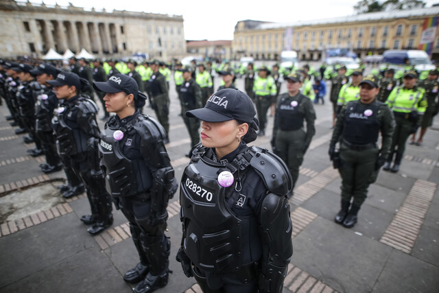 Crece la polémica entre Claudia López y el Gobierno por la Policía en Bogotá 2 Crece la polémica entre Claudia López y el Gobierno por la Policía en Bogotá La alcaldesa mayor de Bogotá, Claudia López, hizo una fuerte advertencia al Gobierno Nacional ante el incumplimiento del llamado para aumentar el número de policías en la ciudad para enfrentar el aumento de la delincuencia en la capital. La alcaldesa aseguró que si el gobierno no cumple con su exigencia, considerará la posibilidad de crear una Policía local.