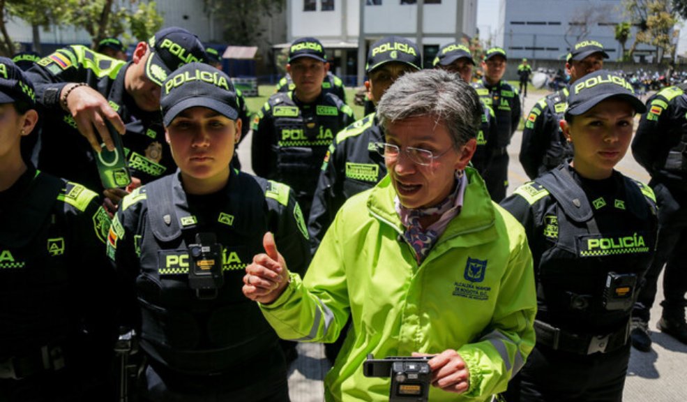 Crece la polémica entre Claudia López y el Gobierno por la Policía en Bogotá La alcaldesa mayor de Bogotá, Claudia López, hizo una fuerte advertencia al Gobierno Nacional ante el incumplimiento del llamado para aumentar el número de policías en la ciudad para enfrentar el aumento de la delincuencia en la capital. La alcaldesa aseguró que si el gobierno no cumple con su exigencia, considerará la posibilidad de crear una Policía local.