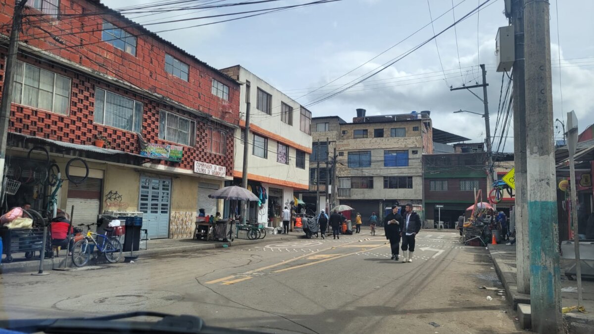 Detalles del asesinato de Luz Marina en Patio Bonito Habían pasado unos cuantos minutos desde que el reloj marcó la 1 de la tarde de este jueves festivo, cuando una mujer de 52 años fue víctima de un atentado sicarial por parte de dos sujetos que le dispararon en vía pública y lograron escapar. A pesar de que el ataque sucedió a escasos metros de un centro de salud, la gravedad de las heridas no permitieron que alcanzara a ser atendida y falleció al poco tiempo de ser ingresada.