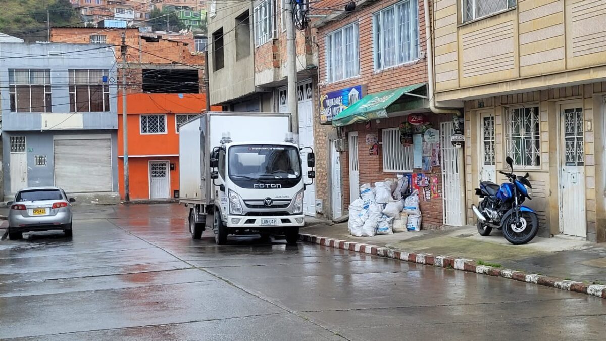 Crimen de Eduard en Ciudad Bolívar 1 Crimen de Eduard en Ciudad Bolívar Cuentan los habitantes del barrio San Francisco (en Ciudad Bolívar) que la tarde del miércoles se registró un homicidio por arma de fuego y que este hecho los dejó con los pelos de punta. Dicen que la zona es tranquila y que este tipo de crímenes no ocurren desde hace muchos años.