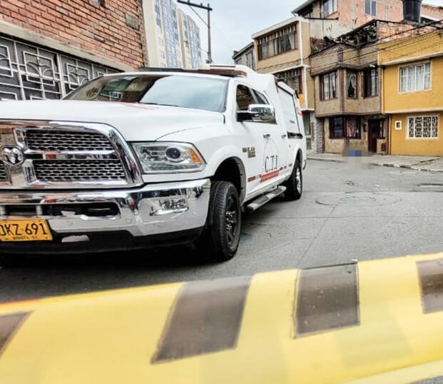 Crimen a bala de medianoche por el Santa Fe El más reciente crimen en la localidad de Los Mártires se presentó en el Santa Fe, donde las balas acabaron con la vida de un reciclador de la zona, y es tal la situación por el sector que muchos prefieren no hablar.