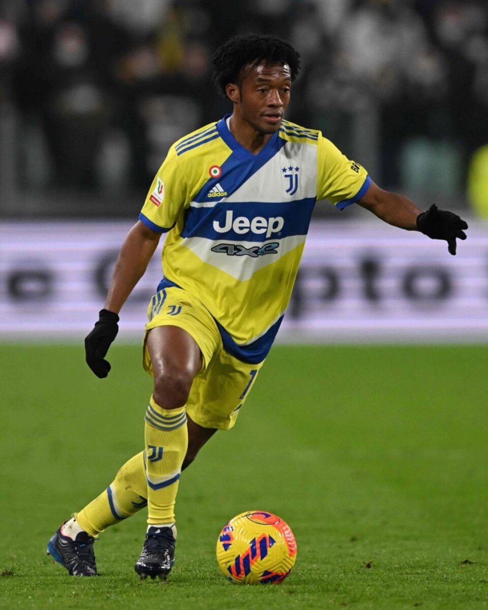 Cuadrado sigue en las grandes ligas y jugará en el Inter de Milán 1 Cuadrado sigue en las grandes ligas y jugará en el Inter de Milán Algunos hinchas del Inter no están de acuerdo con el fichaje del colombiano Juan Guillermo Cuadrado y están pensando en armar una protesta en la sede del club.